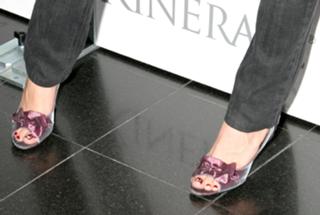 Kaley Cuoco feet photo thumbnail