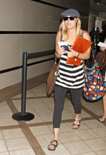 Kaley Cuoco feet photo thumbnail