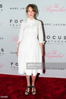 Maya Hawke feet photo 3