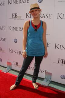 Kaley Cuoco feet photo thumbnail