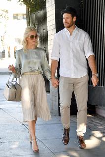 Julianne Hough feet photo thumbnail