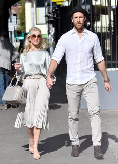 Julianne Hough feet photo thumbnail