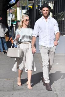 Julianne Hough feet photo thumbnail