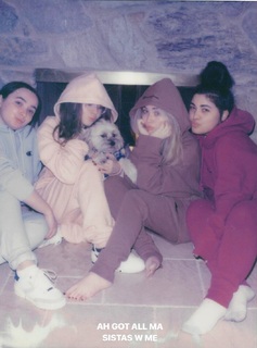 Sabrina Carpenter feet photo thumbnail