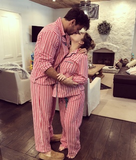 Jessie James Decker feet photo thumbnail