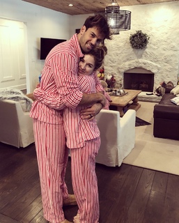 Jessie James Decker feet photo thumbnail