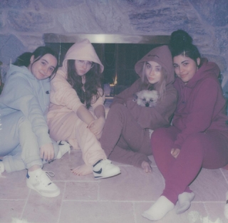 Sabrina Carpenter feet photo thumbnail