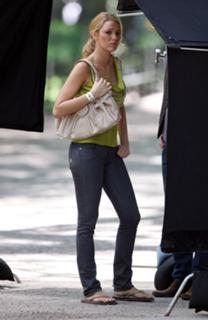 Blake Lively feet photo thumbnail