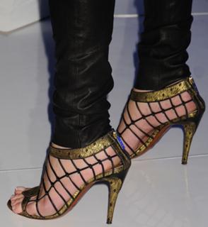 Milla Jovovich feet photo thumbnail