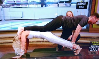 Kelly Ripa feet photo thumbnail