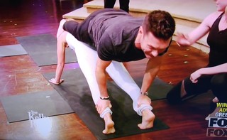 Kelly Ripa feet photo thumbnail