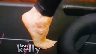 Kelly Ripa feet photo thumbnail