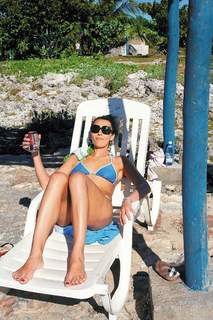 Anna Popek feet photo thumbnail