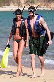 Izabel Goulart feet photo thumbnail