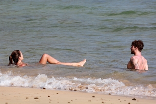 Izabel Goulart feet photo thumbnail