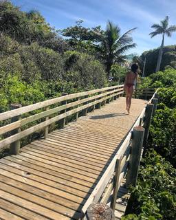 Isis Valverde feet photo thumbnail
