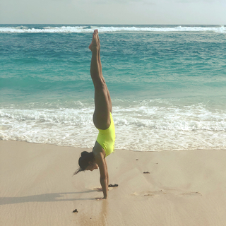 Jacqueline Fernandez feet photo thumbnail