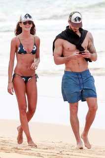 Izabel Goulart feet photo thumbnail