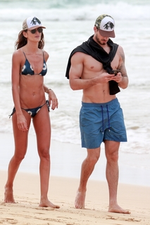 Izabel Goulart feet photo thumbnail