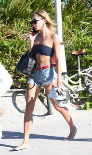 Hailey Bieber feet photo thumbnail