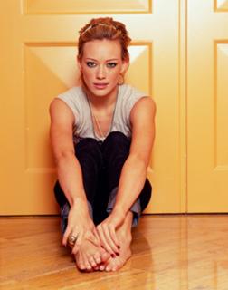 Hilary Duff feet photo thumbnail
