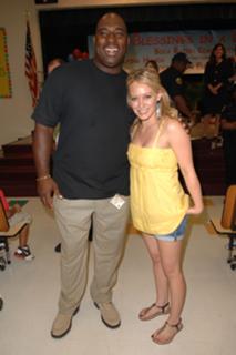 Hilary Duff feet photo thumbnail