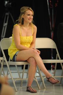 Hilary Duff feet photo thumbnail