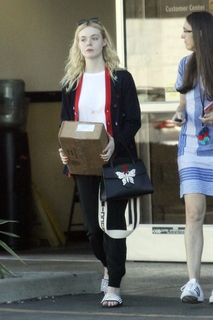 Elle Fanning feet photo thumbnail