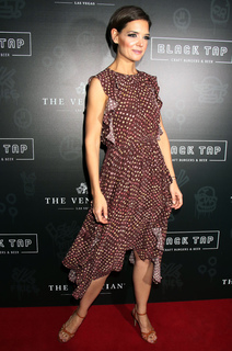 Katie Holmes feet photo thumbnail