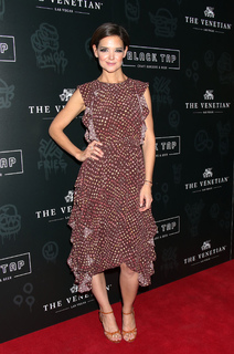 Katie Holmes feet photo thumbnail