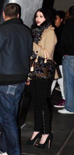 Michelle Trachtenberg feet photo thumbnail