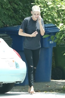 Kristen Stewart feet photo thumbnail