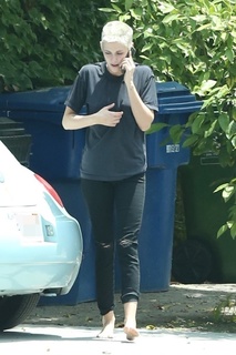 Kristen Stewart feet photo thumbnail