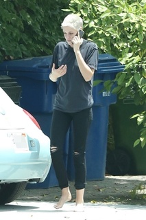 Kristen Stewart feet photo thumbnail