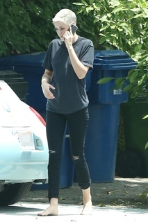 Kristen Stewart feet photo thumbnail