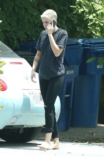 Kristen Stewart feet photo thumbnail