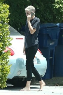 Kristen Stewart feet photo thumbnail