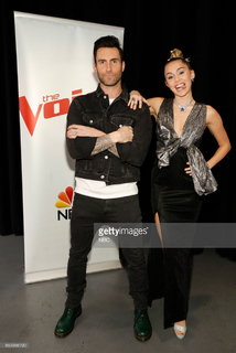 Miley Cyrus feet photo thumbnail