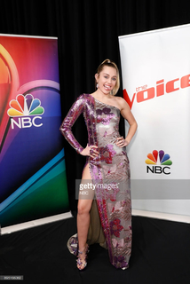 Miley Cyrus feet photo thumbnail
