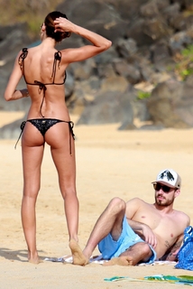 Izabel Goulart feet photo thumbnail