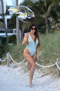 Claudia Romani feet photo thumbnail