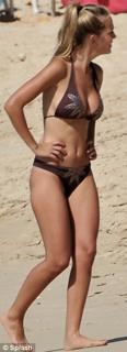 Luisana Lopilato feet photo thumbnail