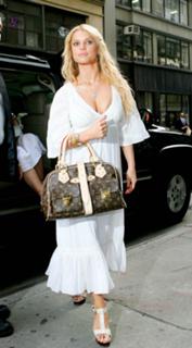 Jessica Simpson feet photo thumbnail