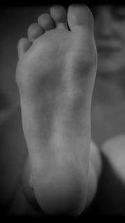 Adriene Mishler feet photo thumbnail