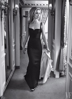 Emily Blunt feet photo thumbnail