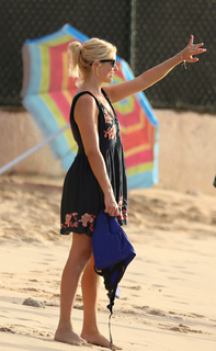 Holly Willoughby feet photo thumbnail