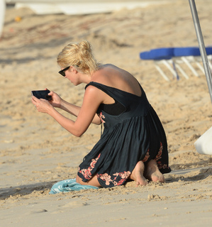 Holly Willoughby feet photo thumbnail