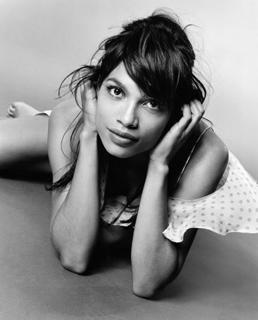 Rosario Dawson feet photo thumbnail