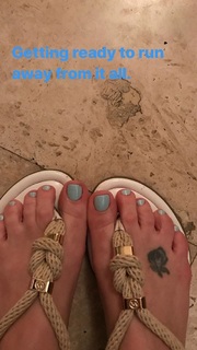 Virginia Madsen feet photo thumbnail