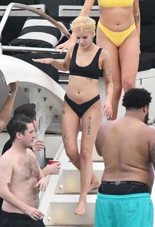 Halsey feet photo thumbnail